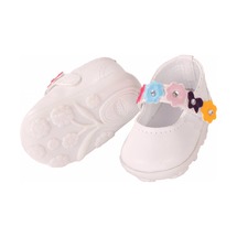 Белые туфли с цветочным ремешком